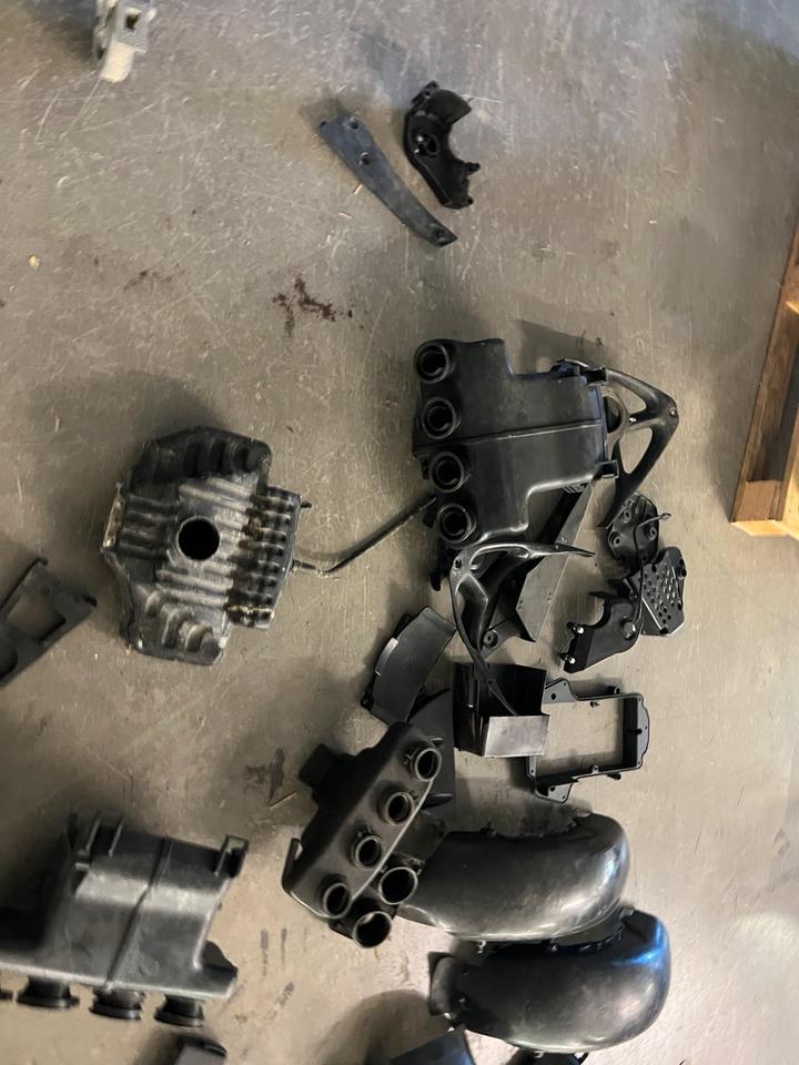 Suzuki GSXR 750 1100 Luftfilter Kasten Heck Plastik je 10€