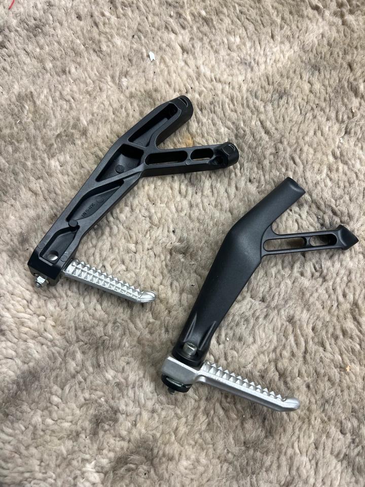 Yamaha r6 rj27 Fußrasten Sozius je 50€