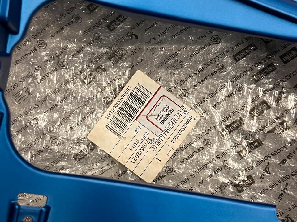 Vespa GTS 300 1B006953000D03 Trittbrett fussrauabdeckung