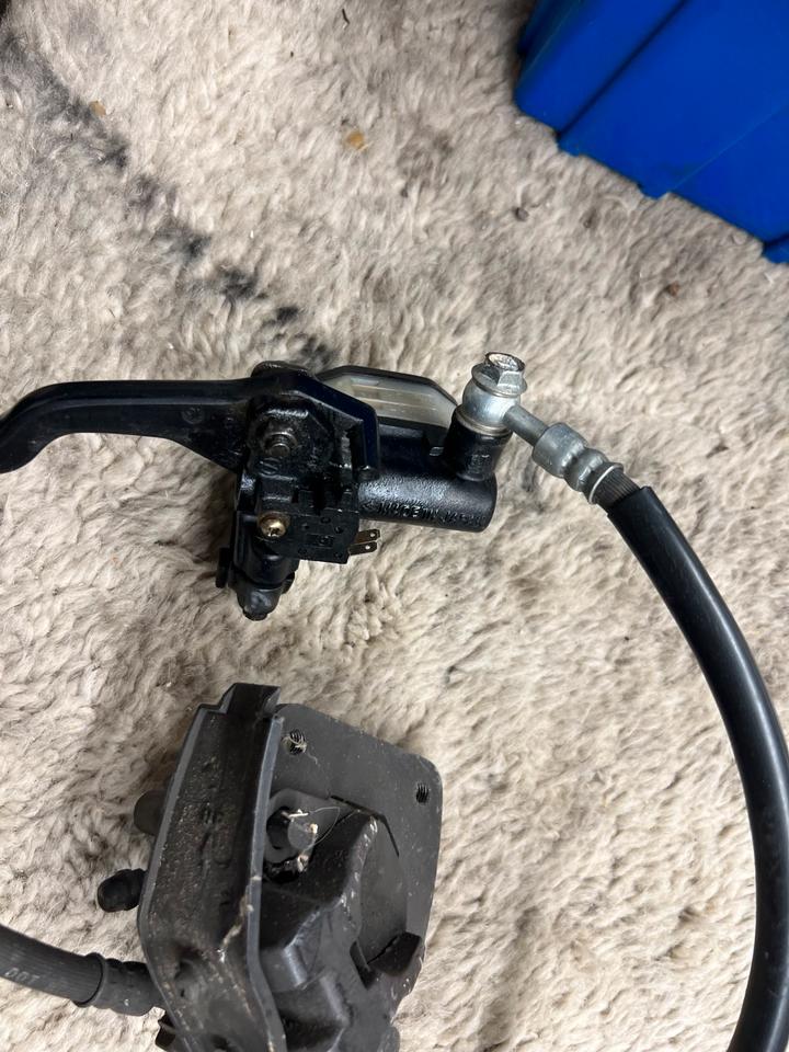 Suzuki GN 125 bremsanlage voren Bremssattel bremspume 59€