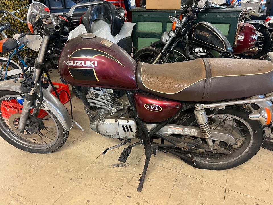 Suzuki TU125 X in Teilen