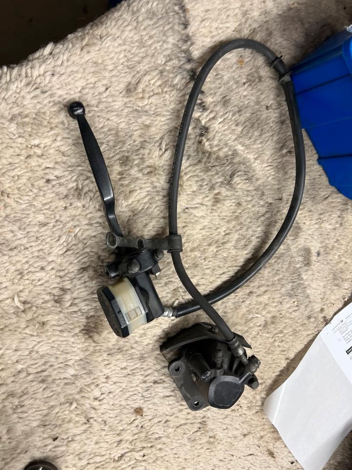 Suzuki GN 125 bremsanlage voren Bremssattel bremspume 59€