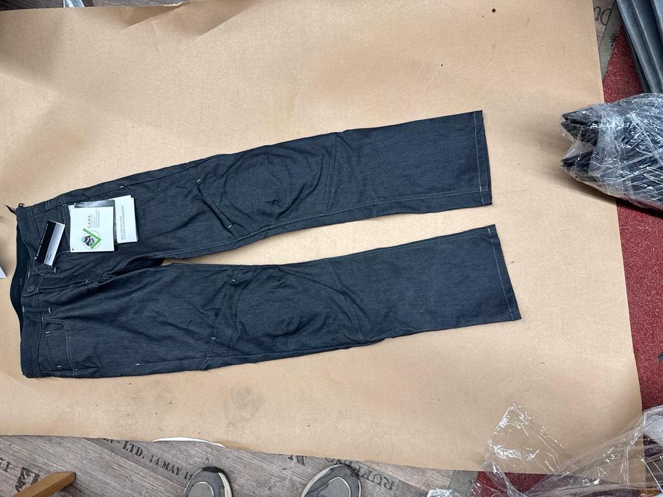 2x Dunkelgraue Herrenjeans neu mit Etikett 76 12 8 568 486