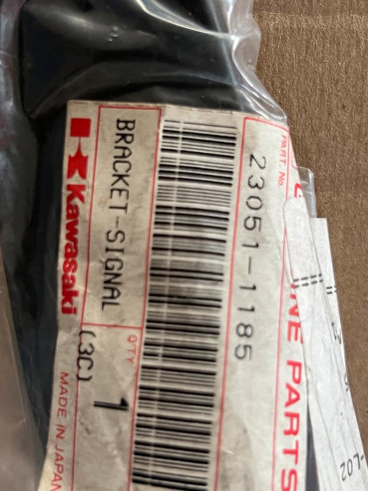 Kawasaki gpx 750 Blinker Halter 230051-1185 neu Orginal 7€
