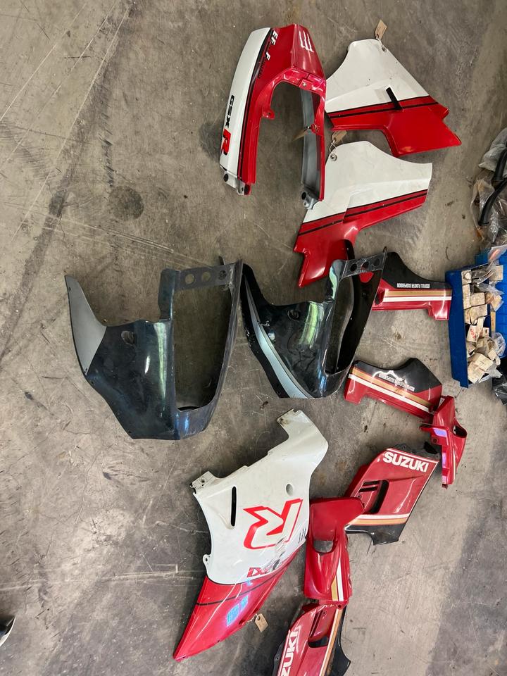 Suzuki GSXR 400 Verkleidung alles 60€