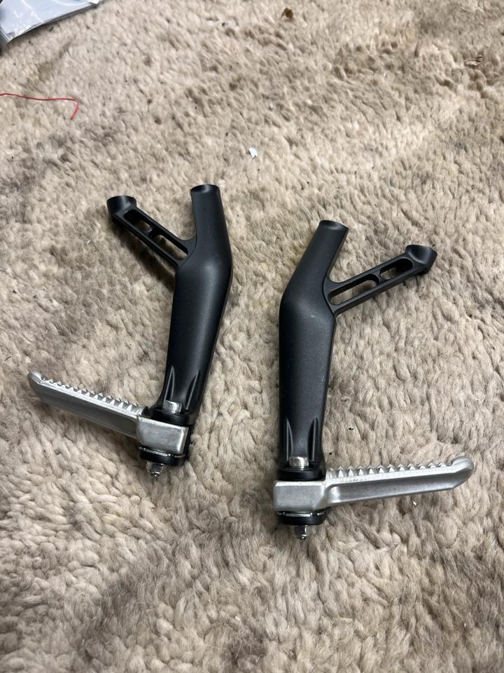 Yamaha r6 rj27 Fußrasten Sozius je 50€