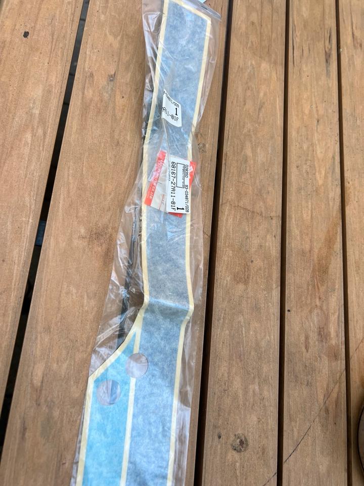 Suzuki GSXR 750 Aufkleber 68167-27A11-81F neu 20€