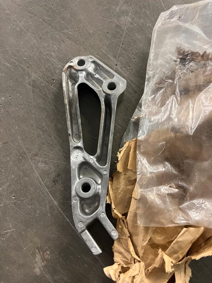 Suzuki gsx 1100 ed Fußrasten 43811-49510-000Platte rechts neu 33€