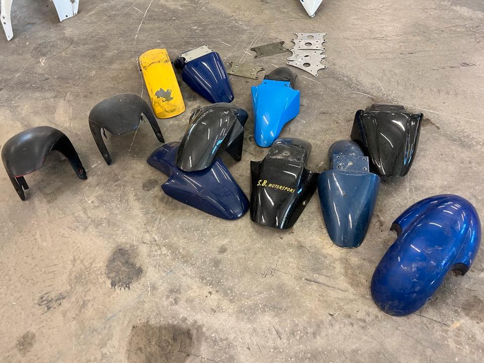 Suzuki GSXR 750 1100 kotflügl Halter je 15€