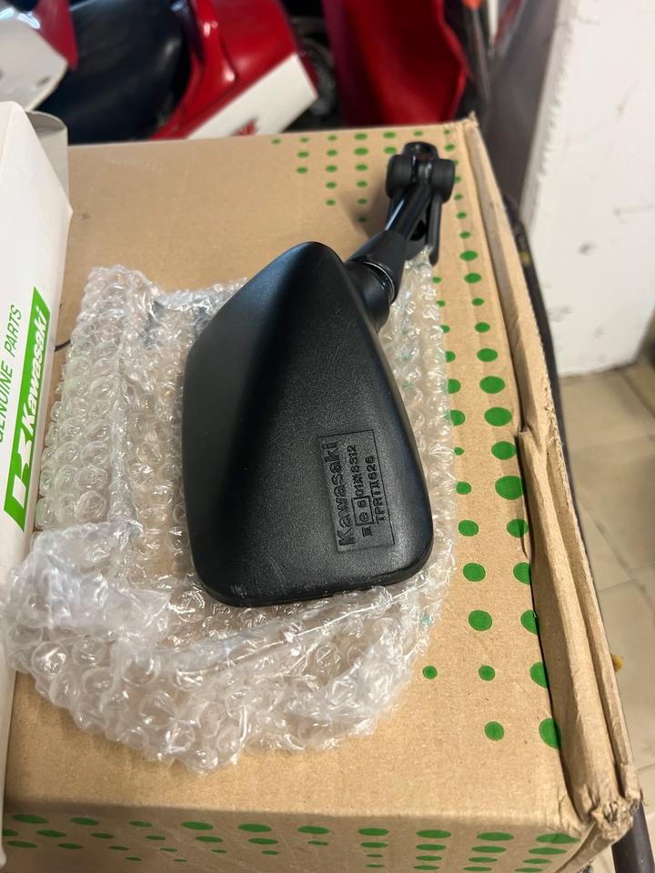 Kawasaki gpz 750 900 Spiegel rechte 56001-1225 15€