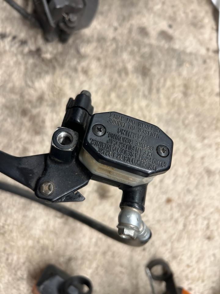 Suzuki GN 125 bremsanlage voren Bremssattel bremspume 59€