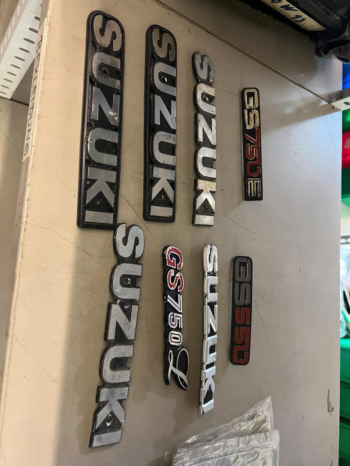 Suzuki GS 1000 GS 750 Emblem je 15€