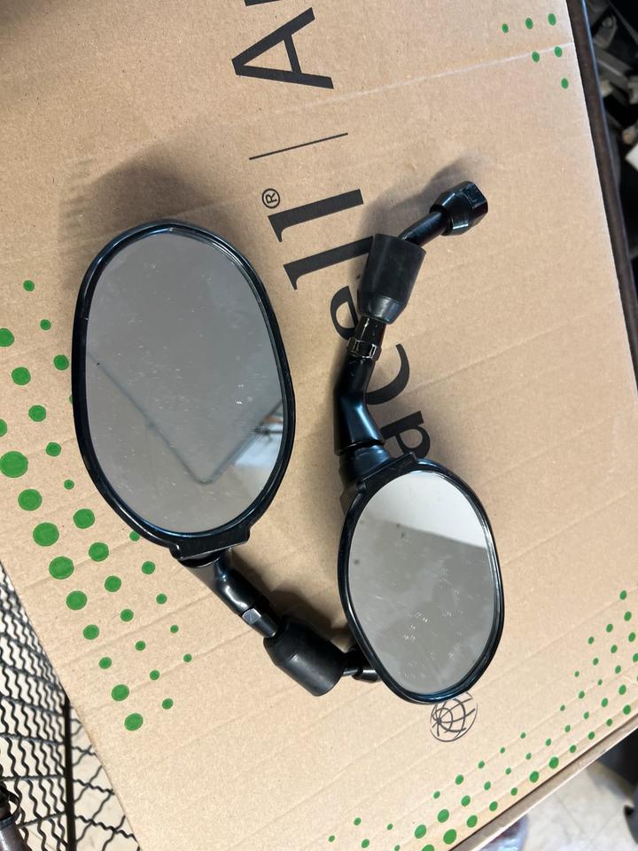 Triumph Speed Triple 1050 Spiegel links 20€