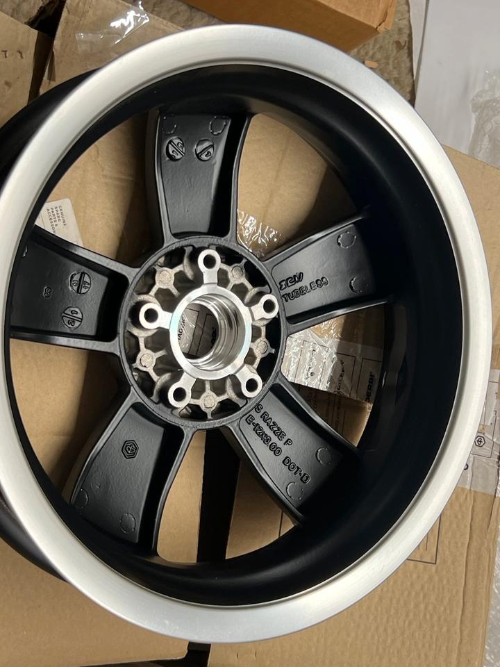 Vespa GTS 125/150/250/300 Felge neu 667575