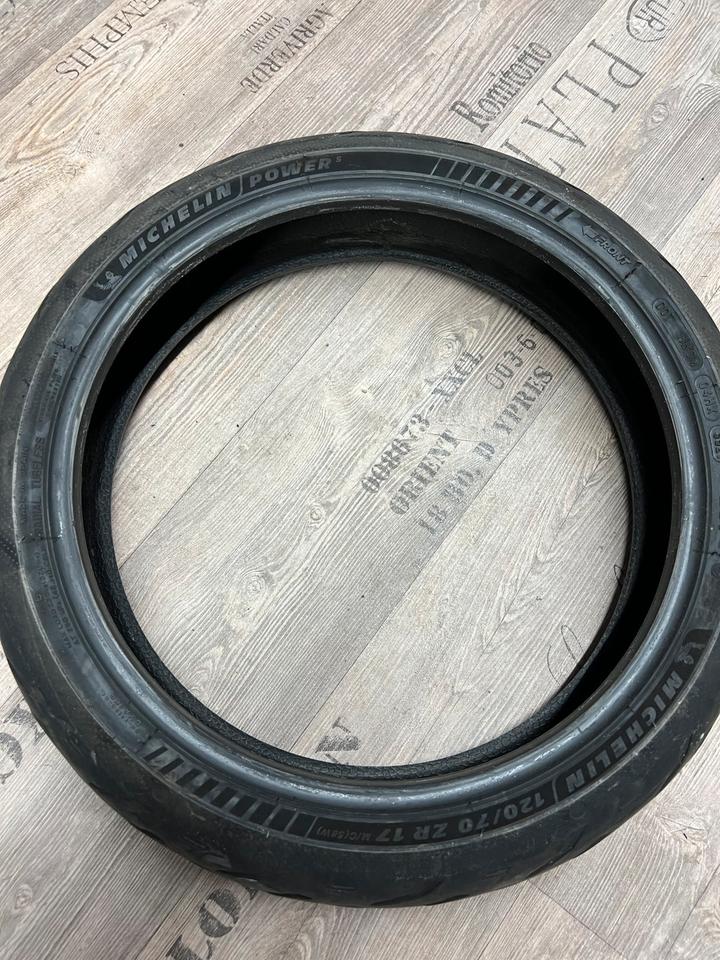 Reifen Michelin 120/70ZR 17 power 40€