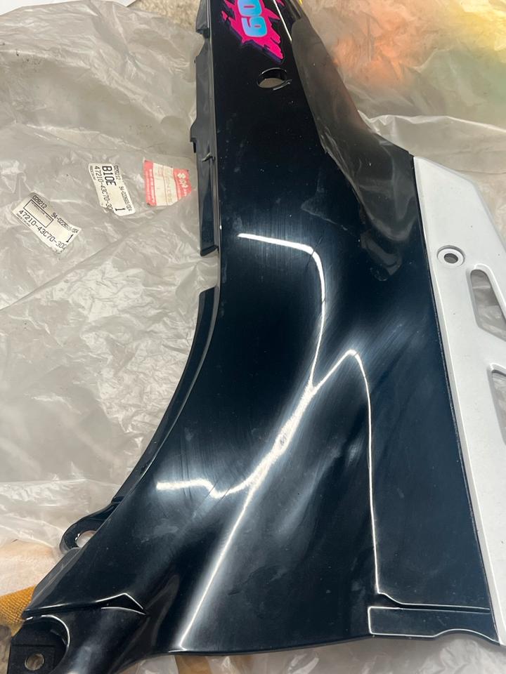 Suzuki gsxf 600 Verkleidung 47210-43070-3DC neu 70€