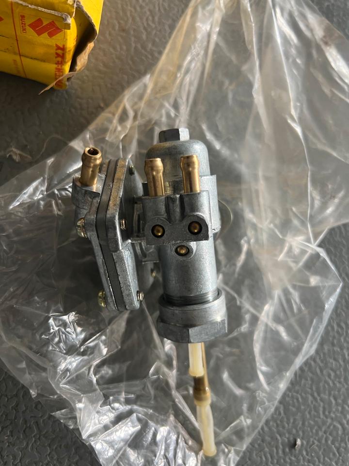 Suzuki T GT 44300-18450 Benzinhahn neu Orginal