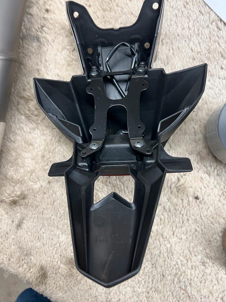 Suzuki GSXR 600 K8 Auspuff Kennzeichen Halter Orginal neu