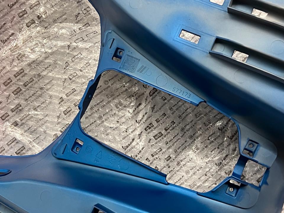 Vespa GTS 300 1B006953000D03 Trittbrett fussrauabdeckung