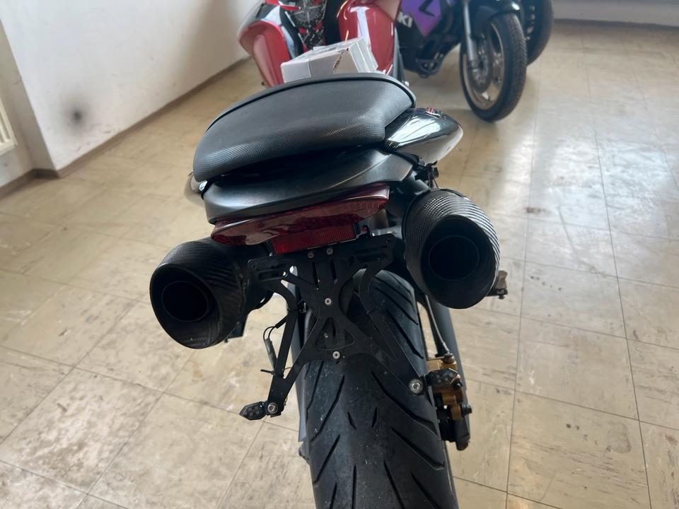 Triumph street Triple 675 2900€