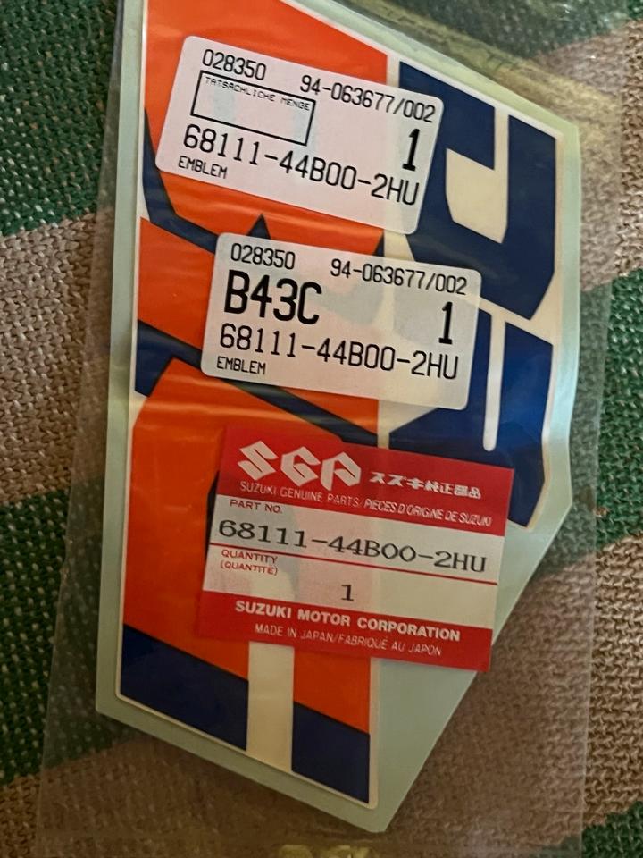Suzuki DR 750 Aufkleber 68111-44B00-2HU neu