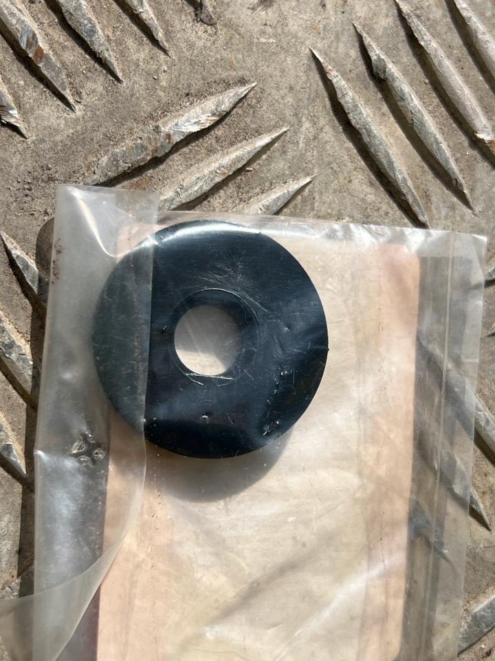 Suzuki GS 500 E Distanz Stück Gummi 35695-17C00-000