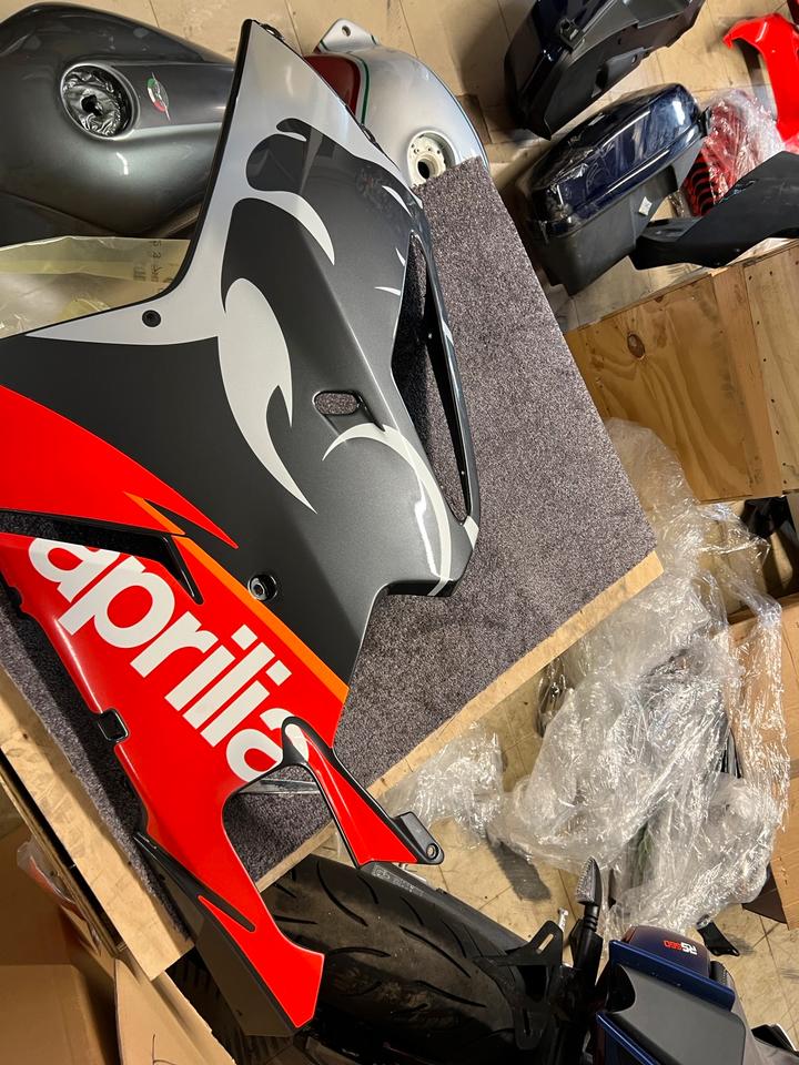 Aprilia RSV 1000 Seitenverkleidung links dis.106409 neu 220€