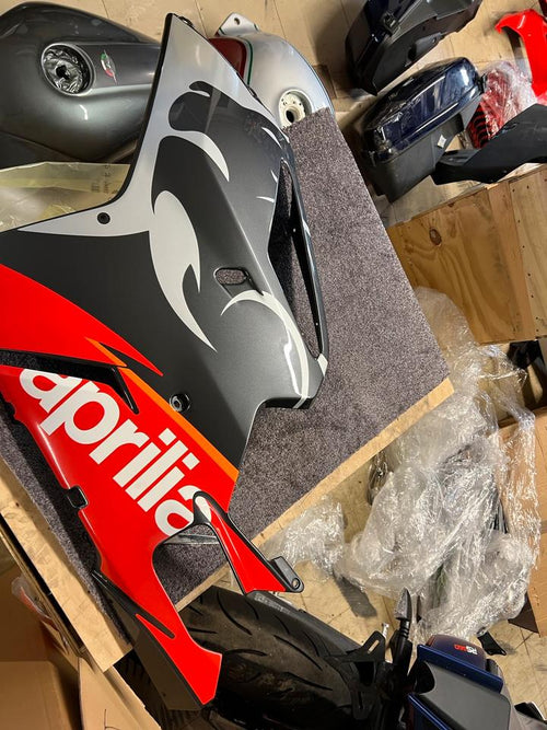 Aprilia RSV 1000 Seitenverkleidung links dis.106409 neu 220€