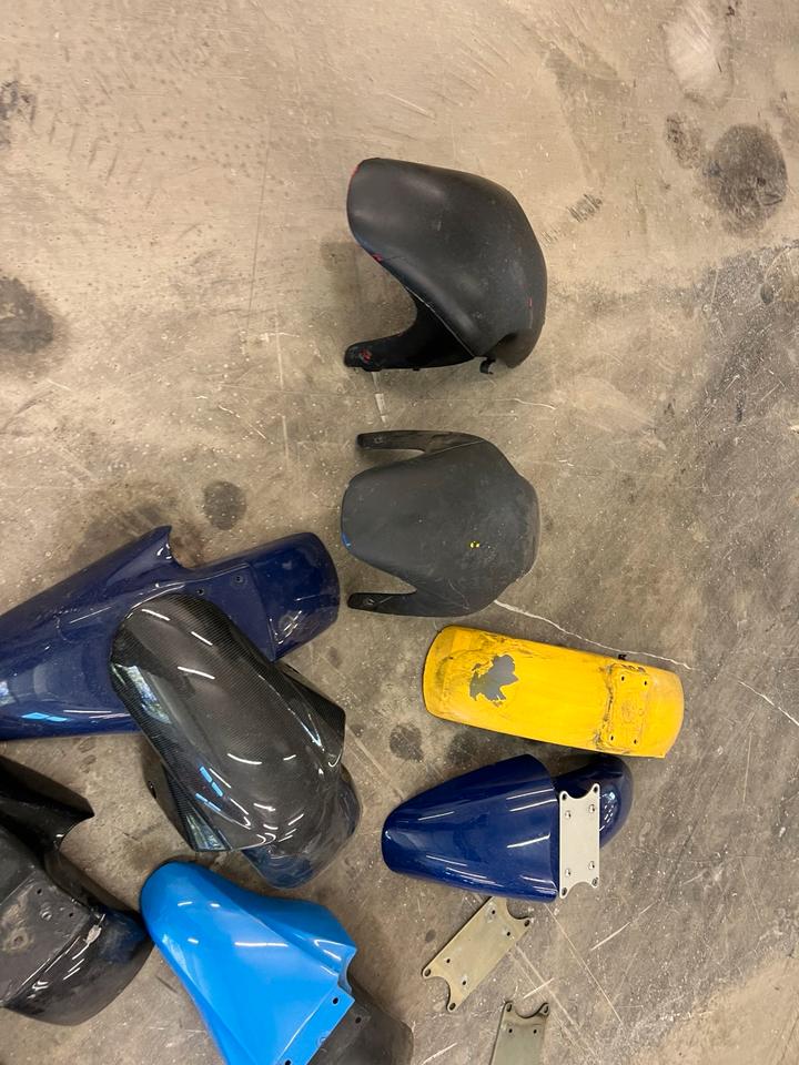 Suzuki GSXR 750 1100 kotflügl Halter je 15€
