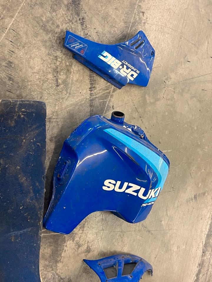 Suzuki DR 800 BIG Tank Verkleidungen alles 50€