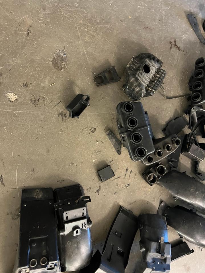 Suzuki GSXR 750 1100 Luftfilter Kasten Heck Plastik je 10€