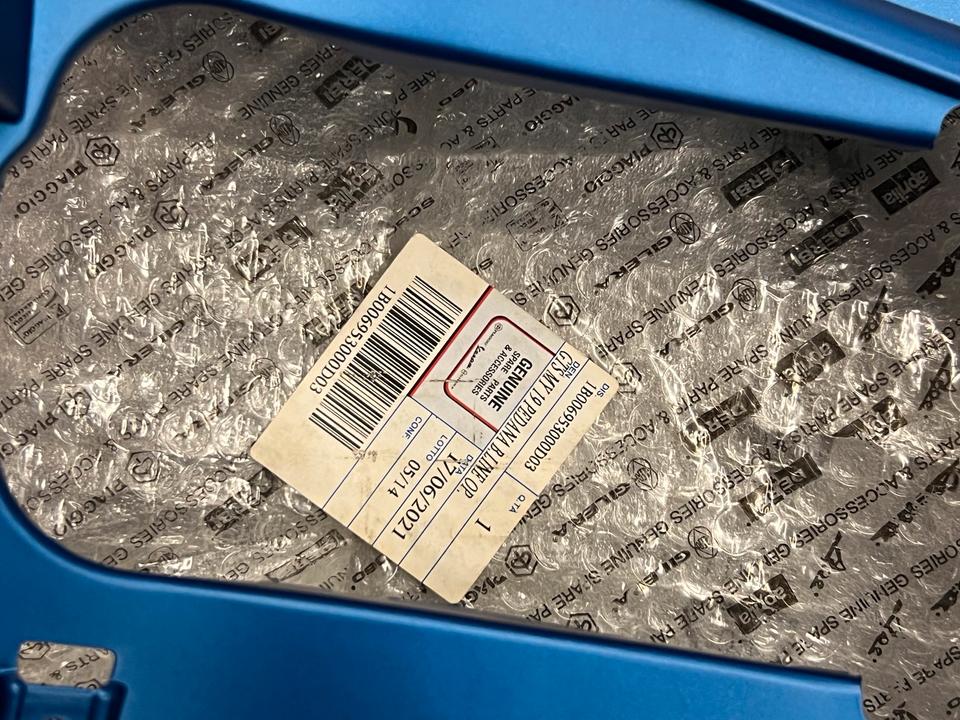 Vespa GTS 300 1B006953000D03 Trittbrett fussrauabdeckung