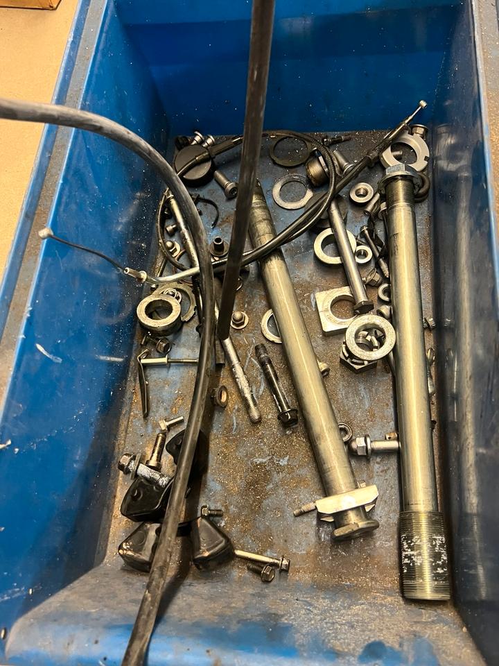 Kawasaki Z 1000 2003- schrauben Achse alles komplett 30€30