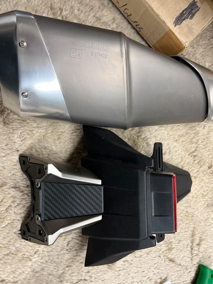 Suzuki GSXR 600 K8 Auspuff Kennzeichen Halter Orginal neu