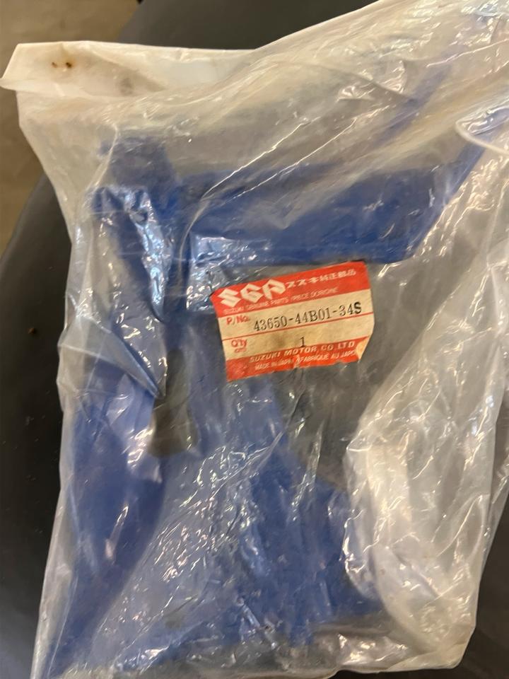 Suzuki DR 750 Fußstütze neu 43650-44B01-34S Halter
