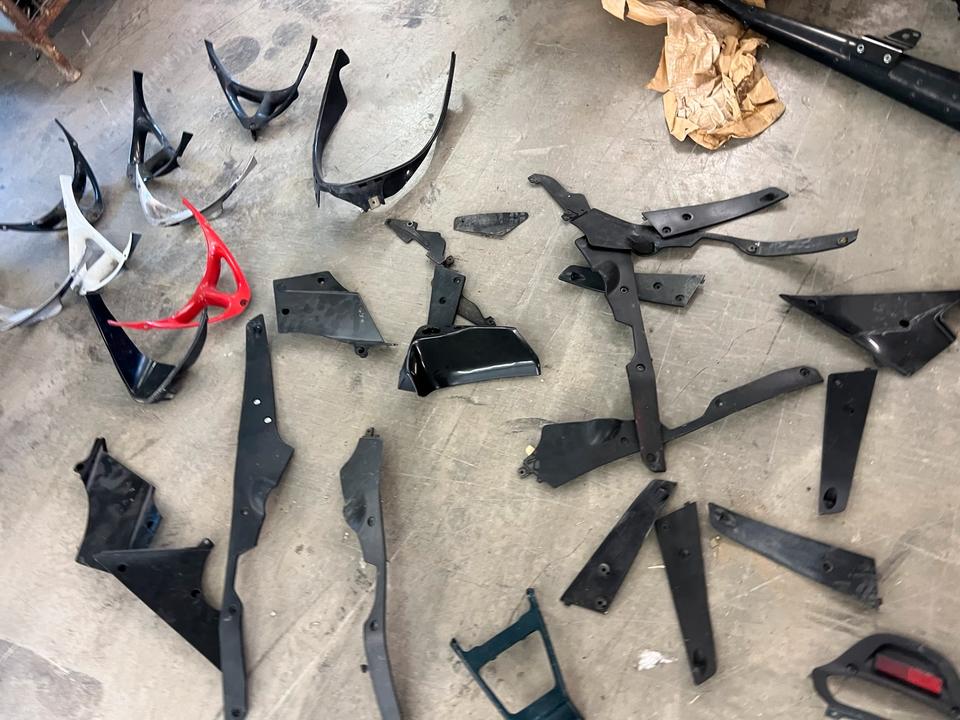 Suzuki GSXR 750 1100 Verkleidung Plastik je 10€