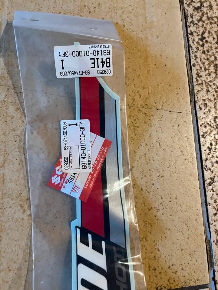 Suzuki GS 500 E Aufkleber Seitenverkleidung 68140-01D00-3FY