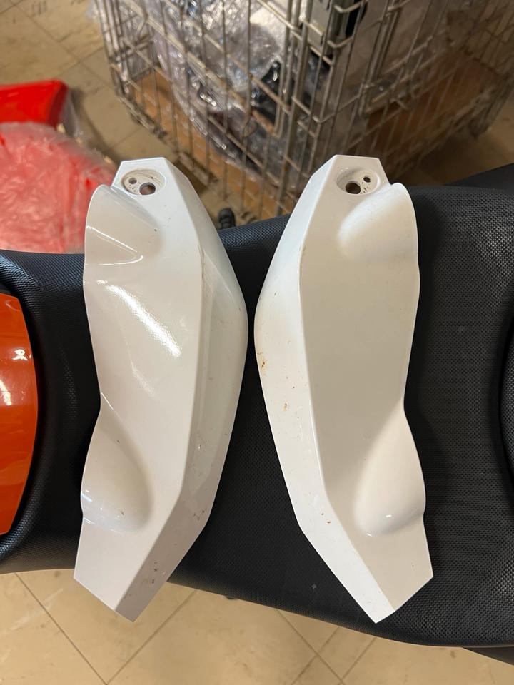 Ktm Duke 125 Lampenverkleidung weis 30€ zusammen