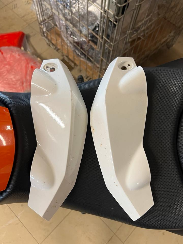 Ktm Duke 125 Lampenverkleidung weis 30€ zusammen