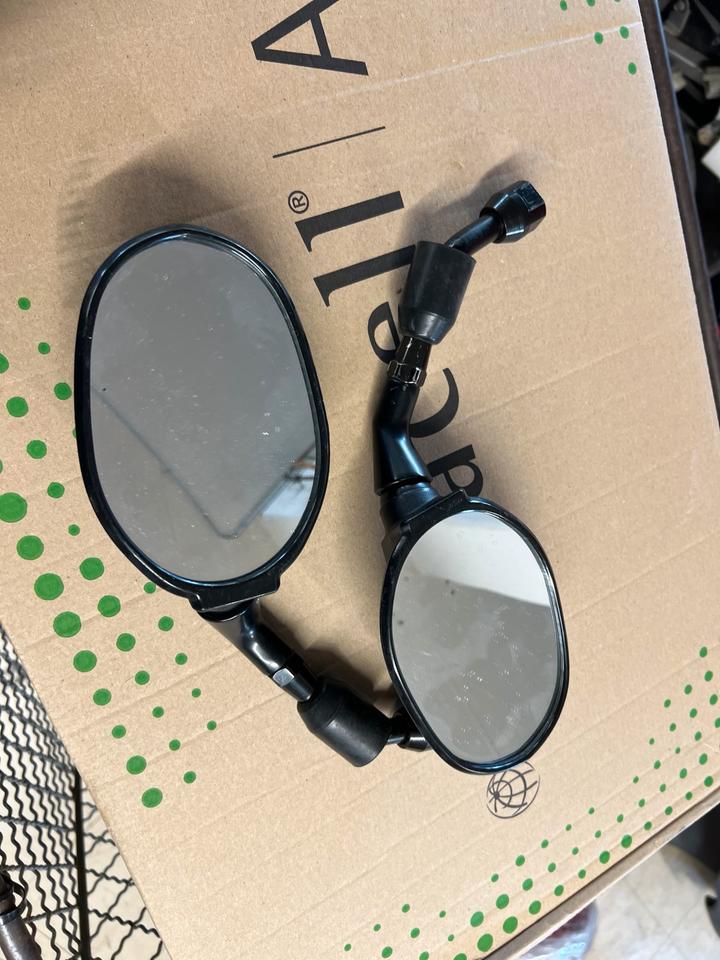 Triumph Speed Triple 1050 Spiegel links 20€