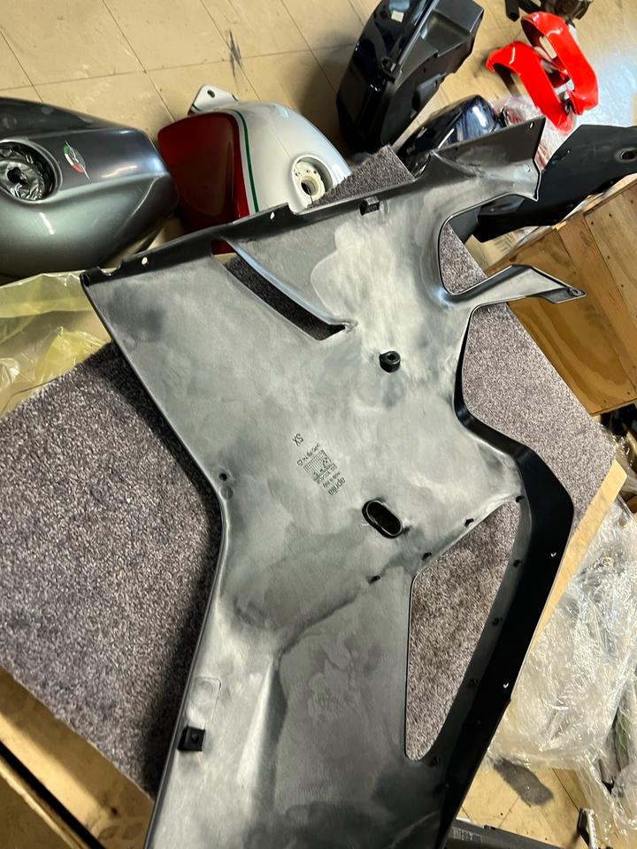 Aprilia RSV 1000 Seitenverkleidung links dis.106409 neu 220€