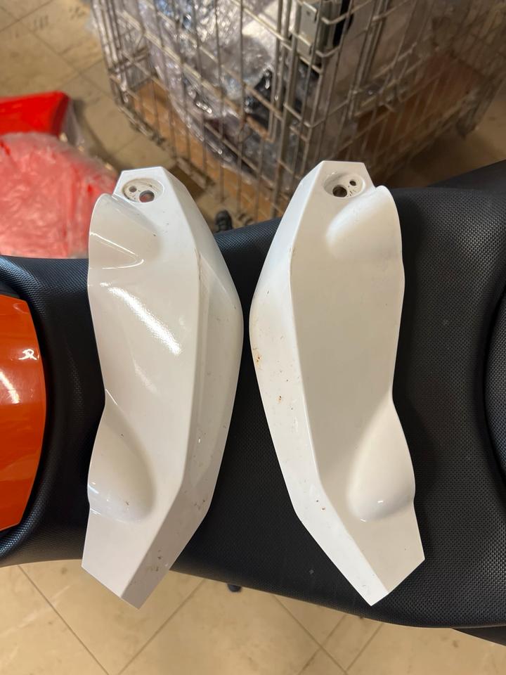 Ktm Duke 125 Lampenverkleidung weis 30€ zusammen