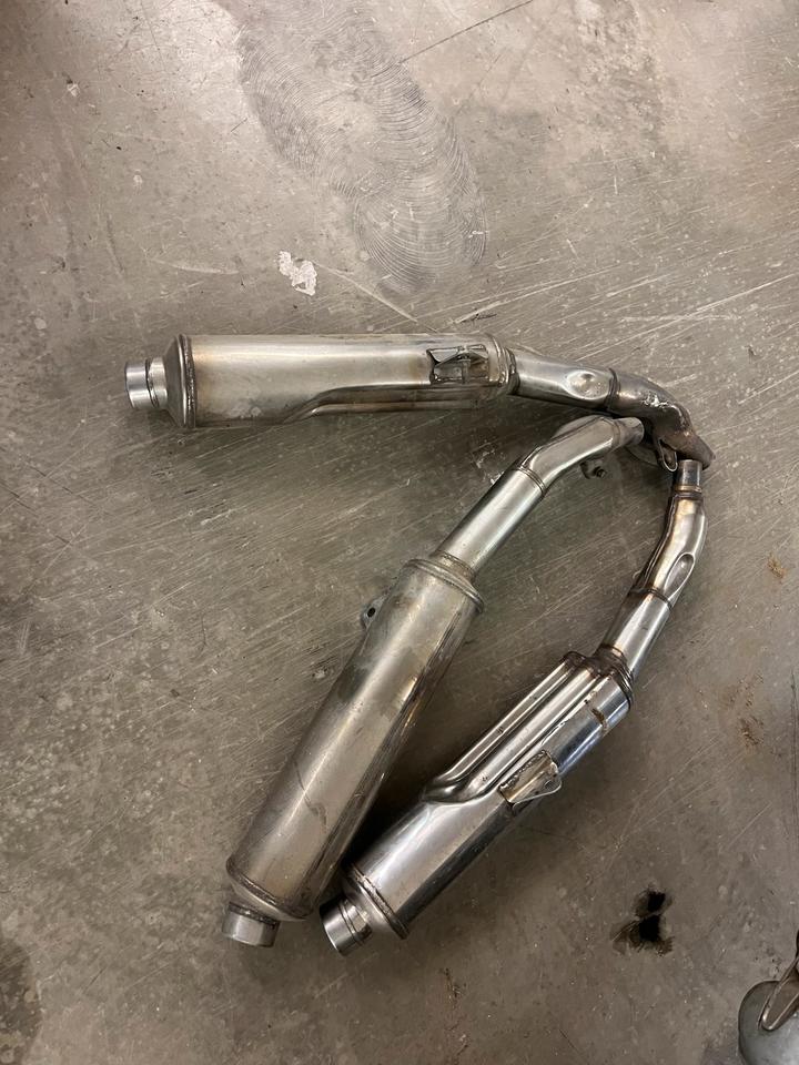 Suzuki gsxr 750 1100 Auspuff je 20€