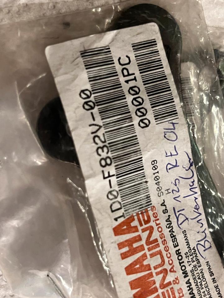 Yamaha DT 125 Blinkerhalter 1D0-F832V-00 neu