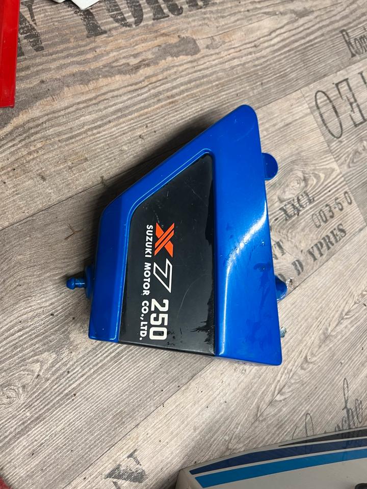Suzuki GT 250 X7 Seitendeckel rechts 40€
