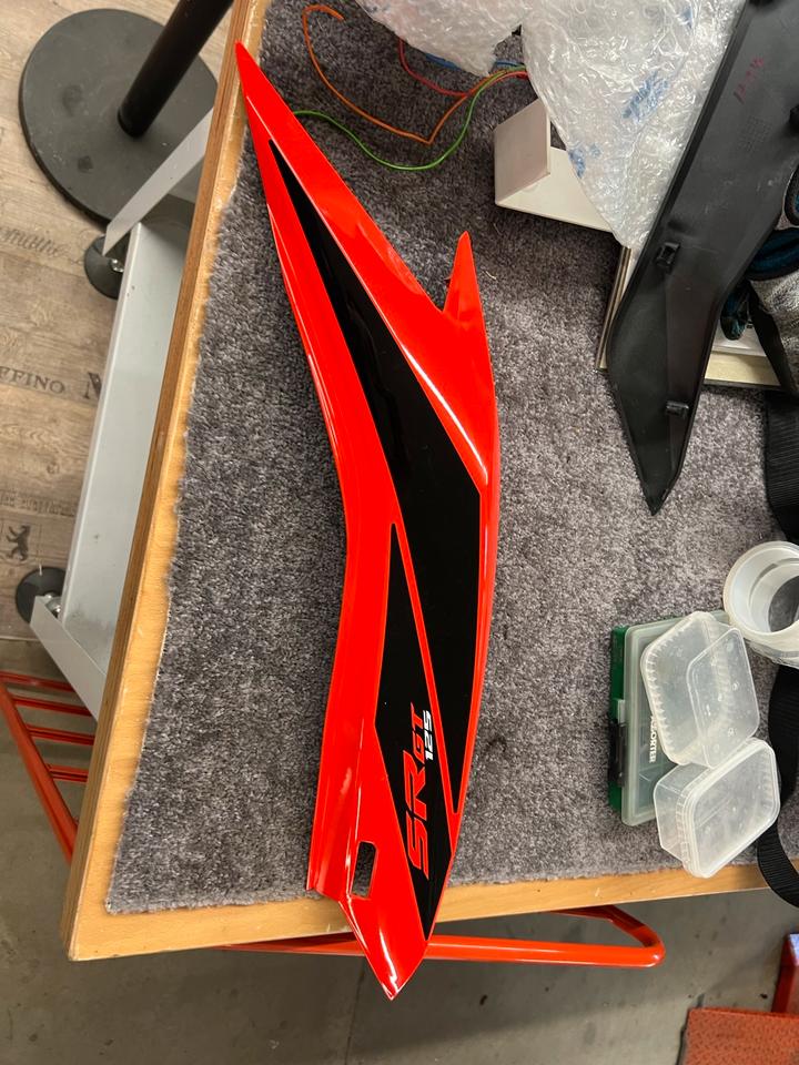 Aprilia SR GT 125 Verkleidung rechts 1B008059 neu 70€