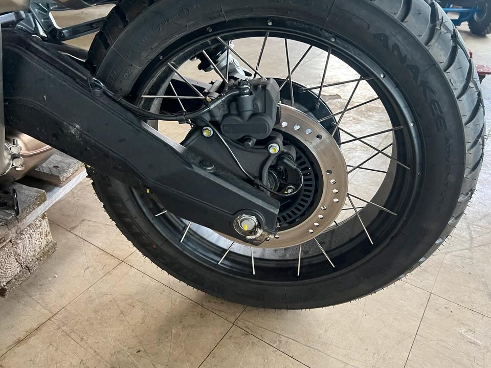 Moto guzzi V85TT Felge hinten komplett 440€