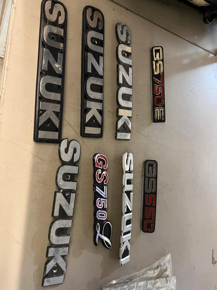 Suzuki GS 1000 GS 750 Emblem je 15€