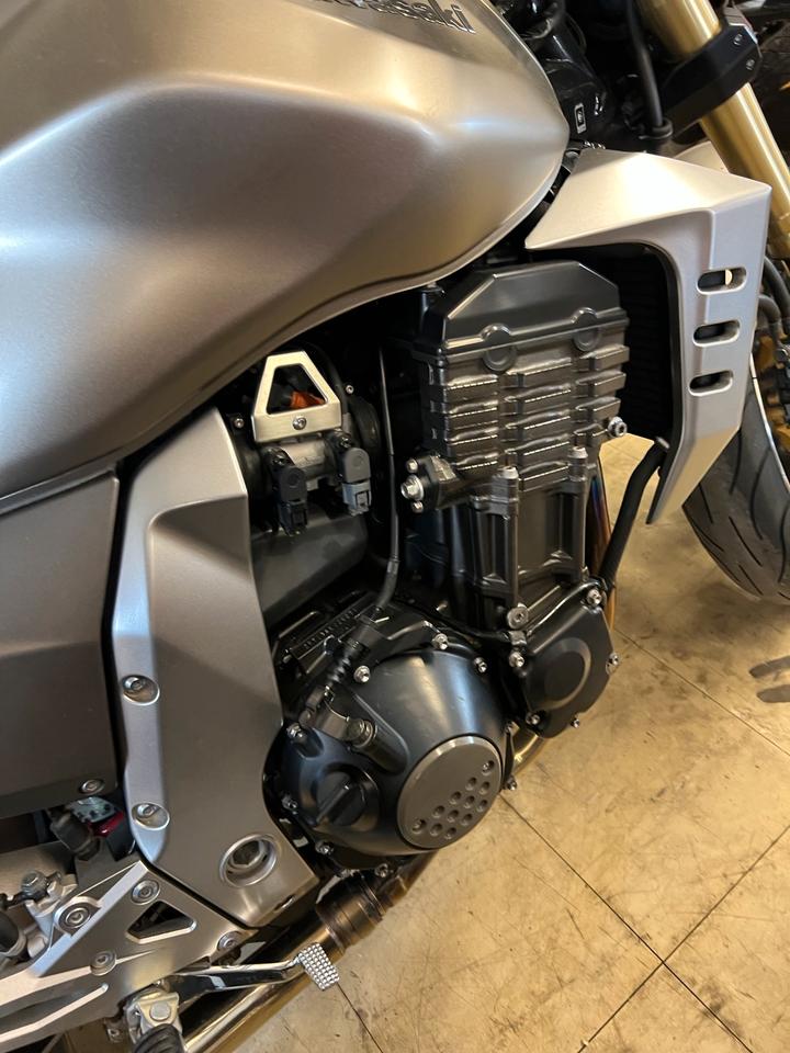 Kawasaki z 1000 Motor 500€ mit Pleuel Schaden