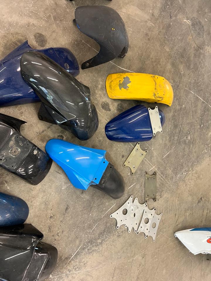 Suzuki GSXR 750 1100 kotflügl Halter je 15€